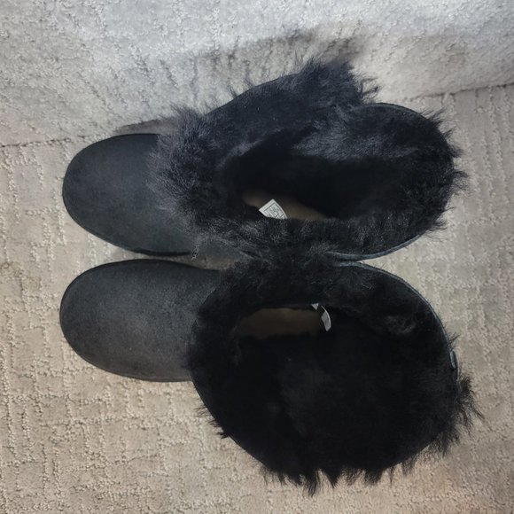 UGG Classic Mini Women's Size US 5 Black Sheepskin Chain Logo Strap Boots NEW - Picture 6 of 10